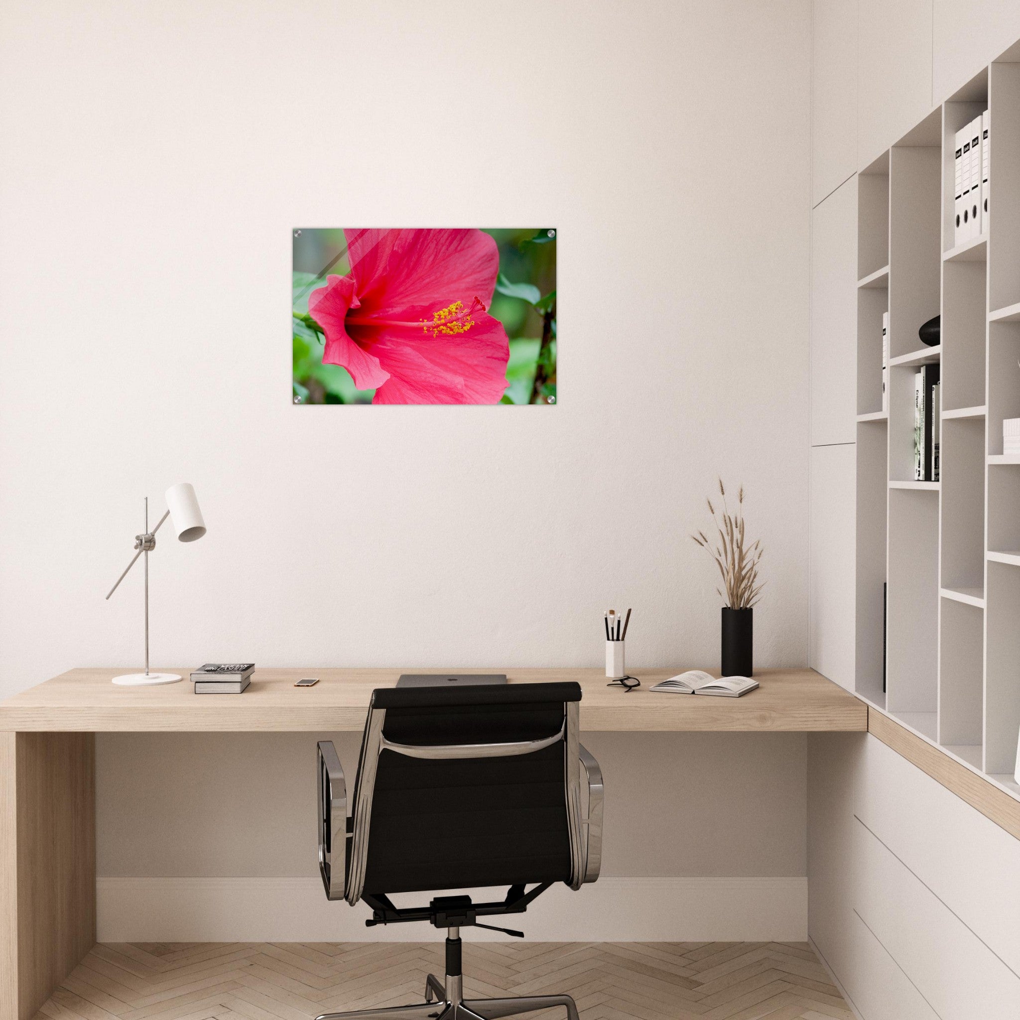 Acrylglas wanddecoratie met een stralende rode hibiscus