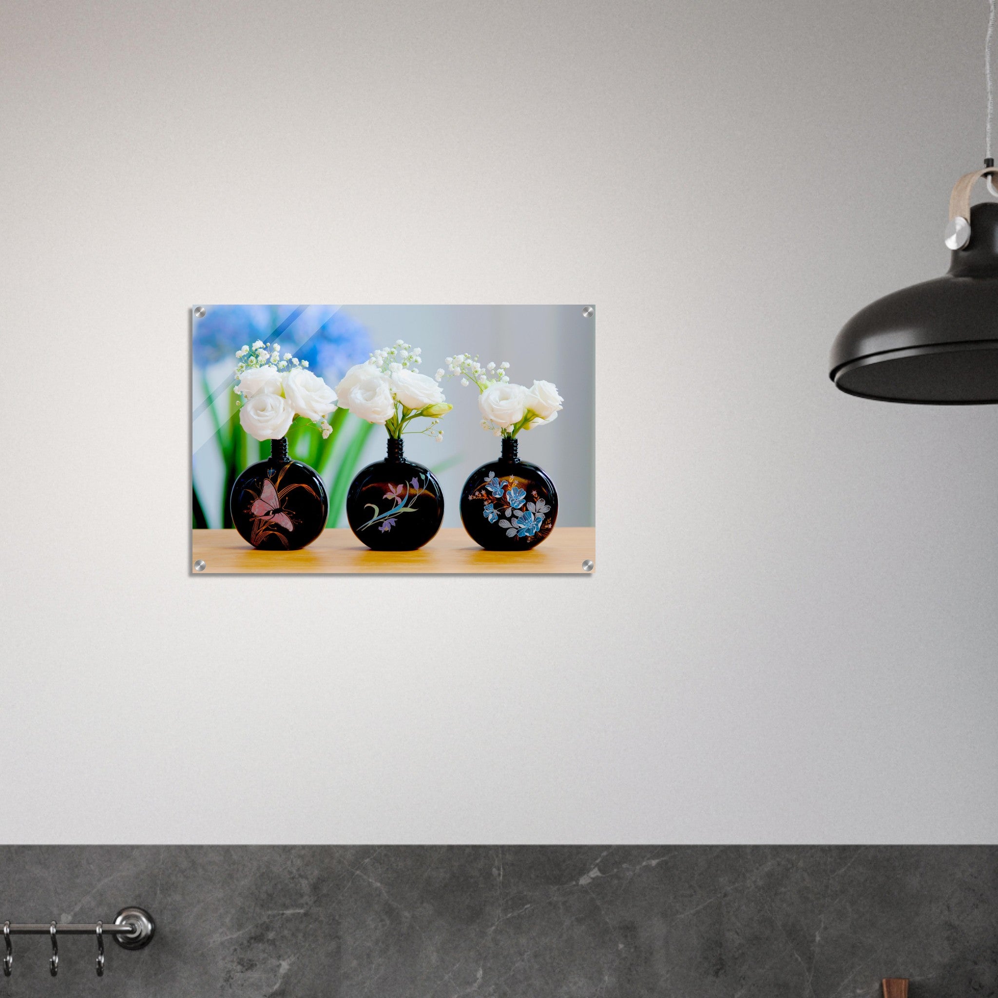 Acrylglas wanddecoratie met zwarte vaasjes met bloemetjes