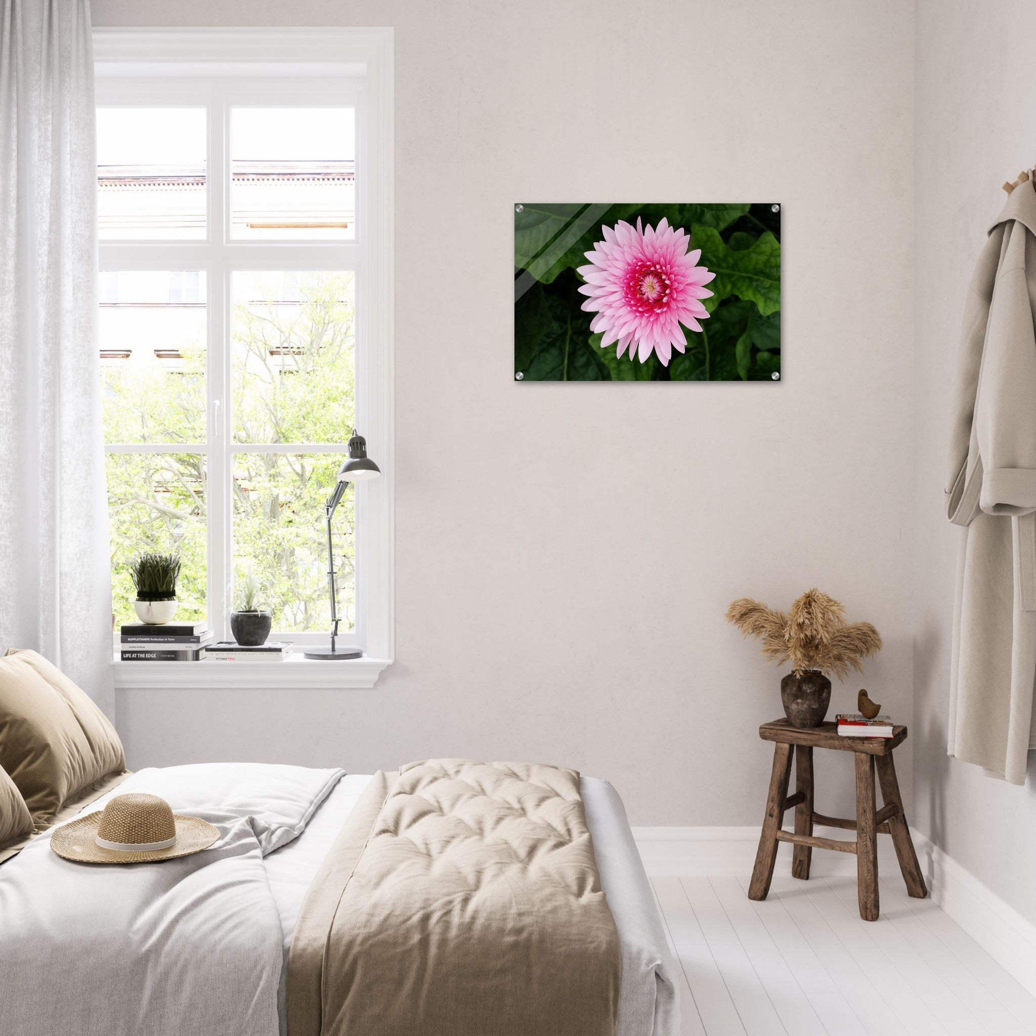 Acrylglas wanddecoratie met een prachtige roze gerbera tegen een groene achtergrond