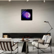 Acrylprint van een prachtige lichtbol met op de voorgrond een paarse bloem