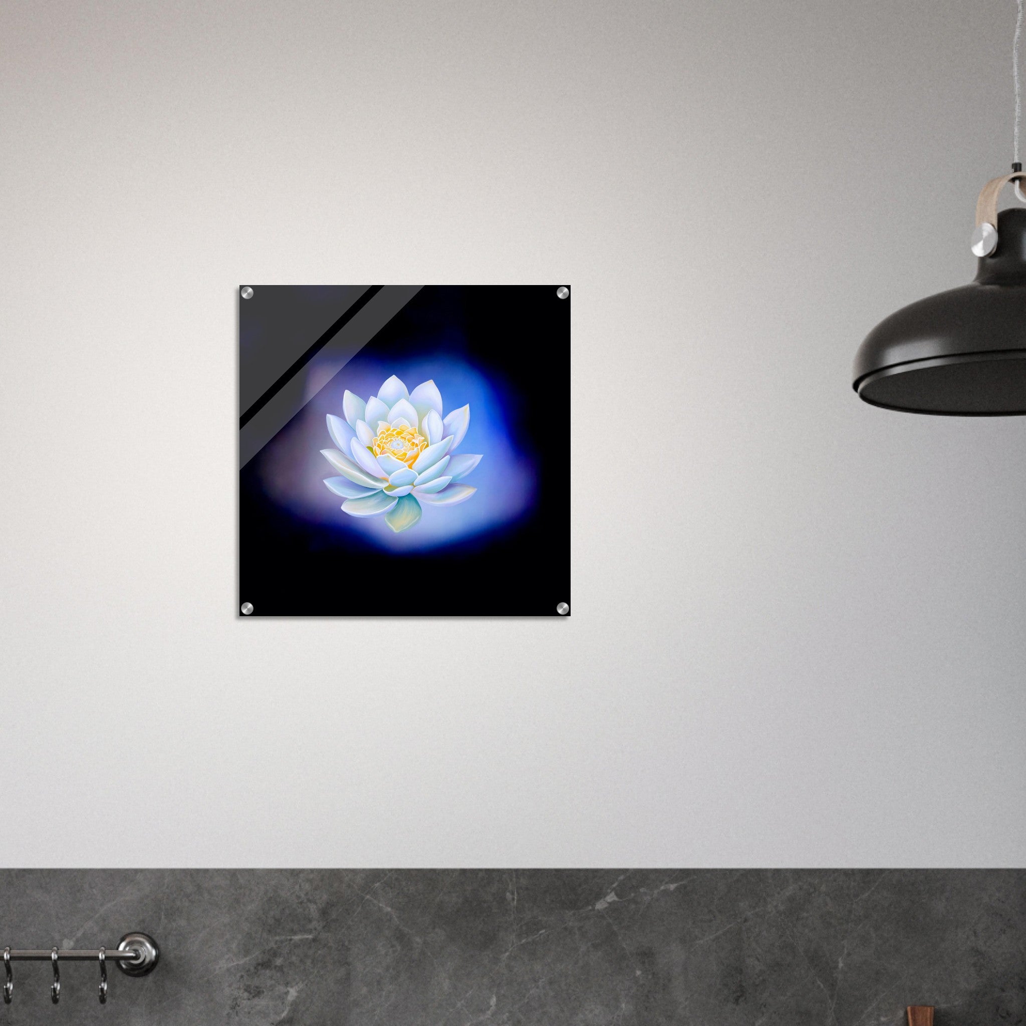 Acrylprint van een prachtige blauwe lichtbol met op de voorgrond een lotusbloem