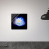 Acrylprint van een prachtige blauwe lichtbol met op de voorgrond een lotusbloem