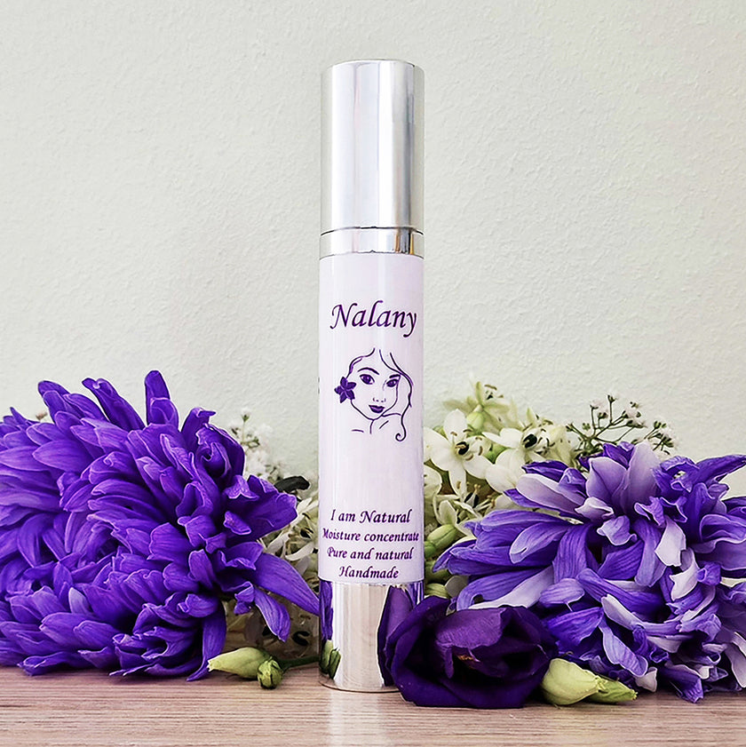 Nalany skincare ‘I Am natural’ serum en vochtconcentraat rijk aan peptiden, botanische extracten en hyaluronzuur voor een gehydrateerde, stralende en veerkrachtige huid.