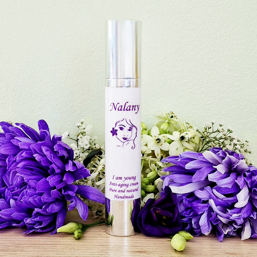Nalany skincare luxe anti-aging crème in een elegante airless flacon, met botanische extracten, hydraterende oliën en actieve ingrediënten voor een stralende, stevige en jeugdige huid.