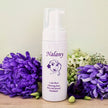 Handgemaakte Nalany skincare reinigingsschuim in een elegante flacon, met natuurlijke ingrediënten. 100% pure en duurzame gezichtsreiniging voor een frisse, zachte en stralende huid.