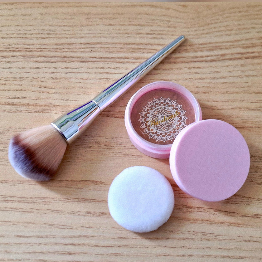 Nalany skincare foundation brush met zilverkleurig handvat en ultrasoepele, synthetische haren. Perfect voor het egaal aanbrengen van minerale foundation voor een zijdezachte finish.