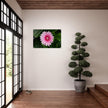 Acrylglas wanddecoratie met een prachtige roze gerbera tegen een groene achtergrond