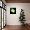 Acrylprint van een authentieke groene orb met op de voorgrond een witte jasmijn bloem