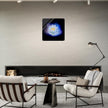 Acrylprint van een prachtige blauwe lichtbol met op de voorgrond een lotusbloem