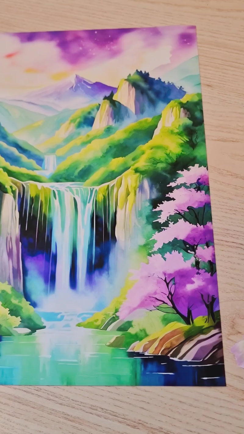 Video van een handgemaakt kunstwerk van Lyra, een twaalfdimensionale planeet. Het landschap toont watervallen, weelderige groene vegetatie en een violette lucht. De camera glijdt langzaam over het beeld, waardoor de magische sfeer, de energie van licht en wijsheid en de uitnodiging tot reflectie op de zielsreis en verbondenheid met het hogere bewustzijn volledig zichtbaar worden.