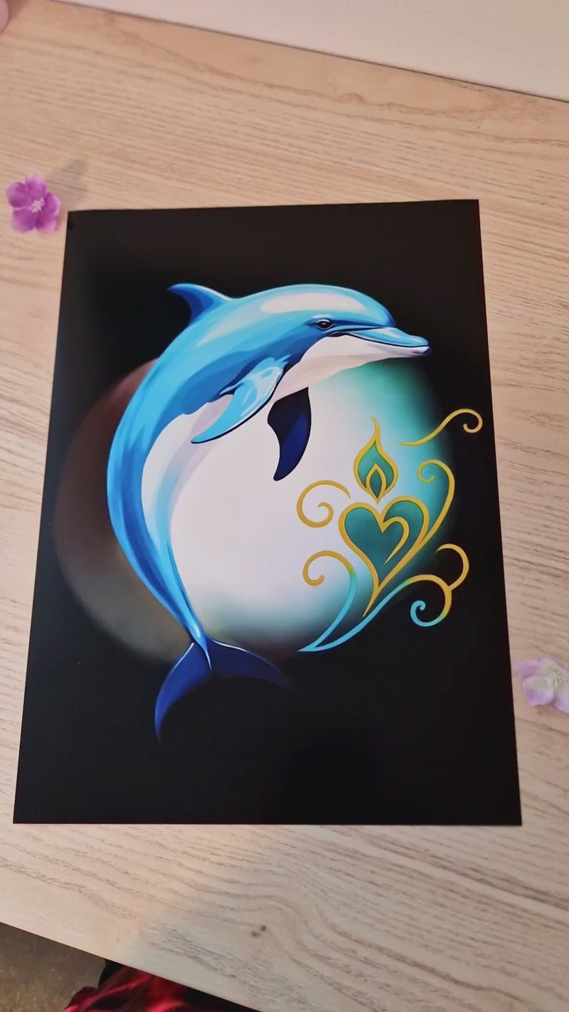 Video van een handgemaakt kunstwerk van een stralend sterrenlicht in wit, smaragd en bruine tinten, omgeven door de zachte energie van het universum. Voor het licht zweeft een dolfijn, gedragen door een lichttaalteken met spiralen, een hart en een vlam in smaragd en goud. De camera glijdt langzaam over het beeld, waardoor de symboliek van innerlijke groei, heling, speelsheid, communicatie en verbinding, evenals de harmonieuze kleuren en magische sfeer, volledig zichtbaar worden.