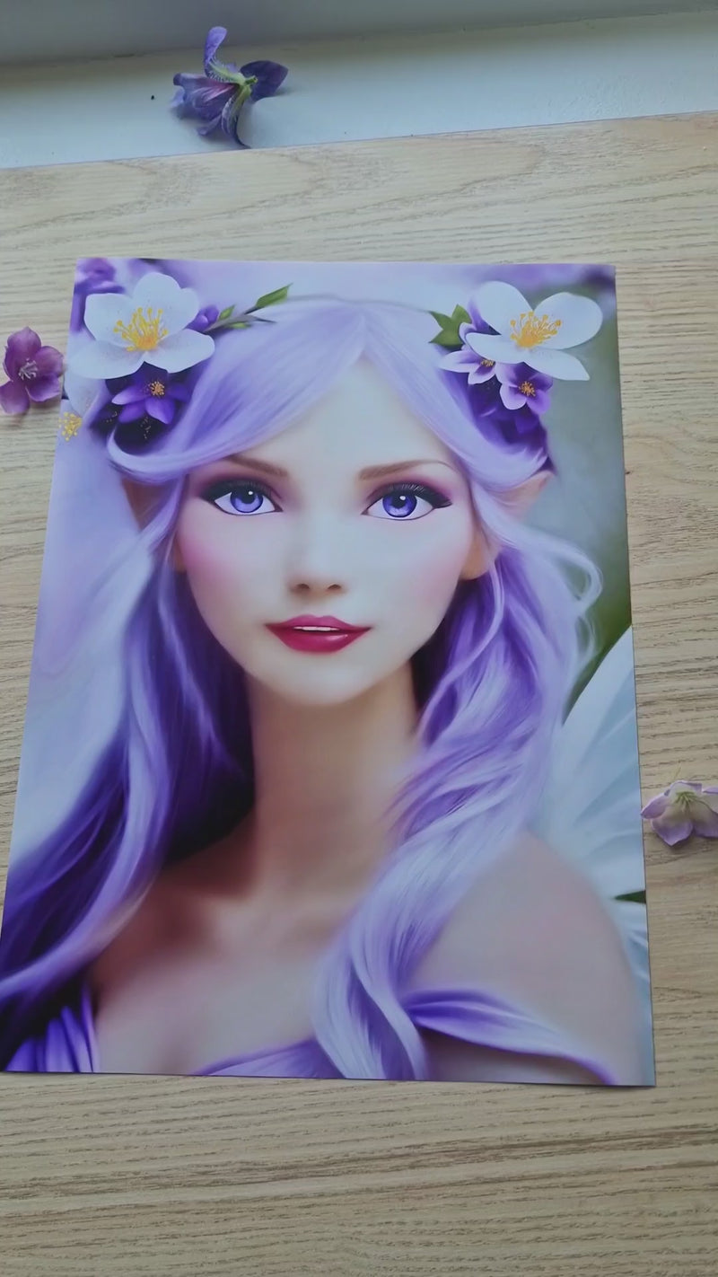 Video van een handgemaakt kunstwerk van een delicate elf in lila- en paarse tinten, met witte bloemen aan beide zijden van haar hoofd. Ze straalt harmonie, mystiek en intuïtie uit. De camera glijdt langzaam over het beeld, waardoor de zachte uitstraling, de magische sfeer en de uitnodiging om te luisteren naar je innerlijke stem en intuïtie volledig zichtbaar worden