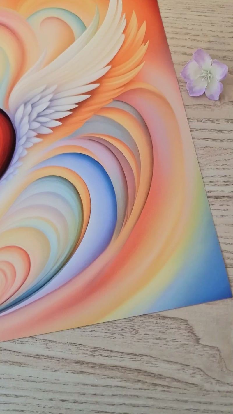 Video van een handgemaakt kunstwerk van een hart met engelenvleugels in zachte pastelkleuren. Het hart lijkt vloeiend en dynamisch te bewegen, gevuld met liefdevolle energie en licht. De camera glijdt langzaam over het beeld, waardoor de harmonieuze kleuren, de stralende energie en de uitnodiging tot onvoorwaardelijke liefde, verbinding en zachtheid volledig zichtbaar worden.