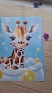 Video van een digitale artprint van een vrolijk girafje dat geniet van een badje vol dansende zeepbellen. Het girafje straalt speelsheid, blijdschap en liefde uit met stralende oogjes en een levendige, warme kleurenpalet. De camera beweegt langzaam over het kunstwerk, waardoor de fijne details, penseelstreken en zijdeglans van het luxe fotopapier goed zichtbaar zijn.
