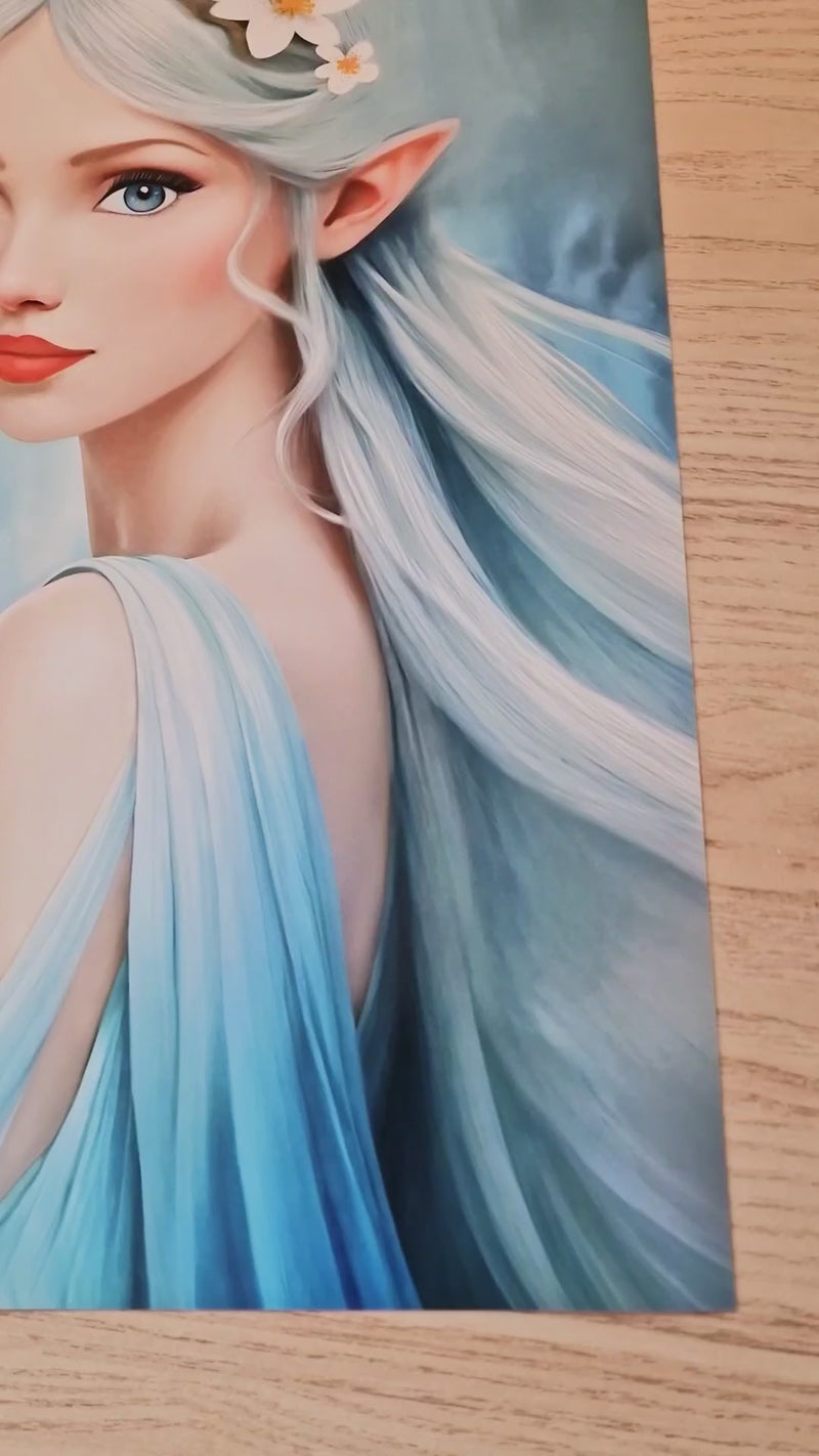 Video van een handgemaakt kunstwerk van een stralend elfje bij een stromende waterval in zachte aquatinten. Ze draagt een zijdeachtig jurkje en witte bloemen in haar haar en kijkt liefdevol. De camera glijdt langzaam over het beeld, waardoor de serene, magische sfeer, de natuurlijke omgeving en de uitnodiging tot contact met de deva’s en hun zachte energie volledig zichtbaar worden.