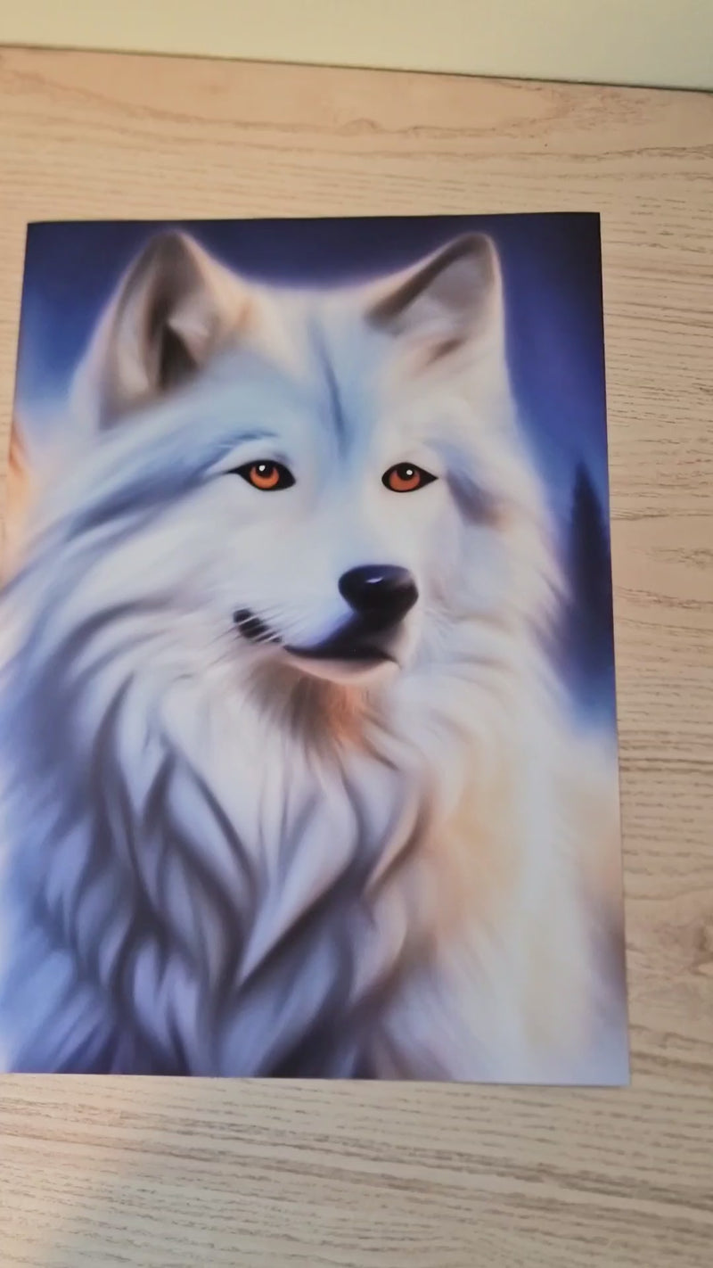 Video die een pasteltekening van een witte wolf toont, waarbij de zachte vacht in wit en grijs en de intense, doordringende ogen langzaam in beeld komen tegen een kalme, blauwe achtergrond. De wolf straalt liefdevolle bescherming en wijsheid uit, met een serene, bijna mystieke aanwezigheid die uitnodigt tot reflectie en innerlijke verbinding.