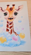 Video van een handgemaakte tekening van een schattig girafje in een badje vol zeepbellen. Het girafje steekt zijn lange nek erboven uit en kijkt met grote, liefdevolle ogen. De camera glijdt langzaam over het beeld, waardoor alle zachte pasteltinten, vrolijke details en de speelse, warme sfeer goed zichtbaar zijn — perfect voor een baby- of kinderkamer.