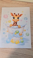Video van een illustratie van een vrolijk girafje in een badje met schuim en pastelgekleurde zeepbellen. De camera beweegt langzaam over de print en laat details en kleuren zien.