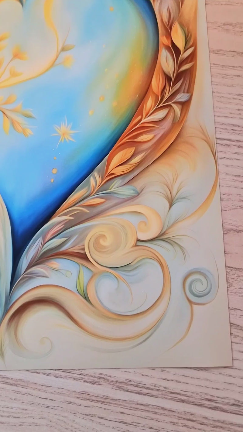 Video van een handgemaakt kunstwerk van een bijzonder hart. De ene helft van het hart is bedekt met bloemen, de andere opent zich naar een blauwe hemel. In het centrum straalt een innerlijke zon die warmte en levensenergie uitstraalt. Spiralen, zachte vormen en levendige kleuren bewegen subtiel terwijl de camera langzaam over het beeld glijdt, waardoor de balans, groei, speelsheid en luchtige energie van het kunstwerk volledig zichtbaar worden.”