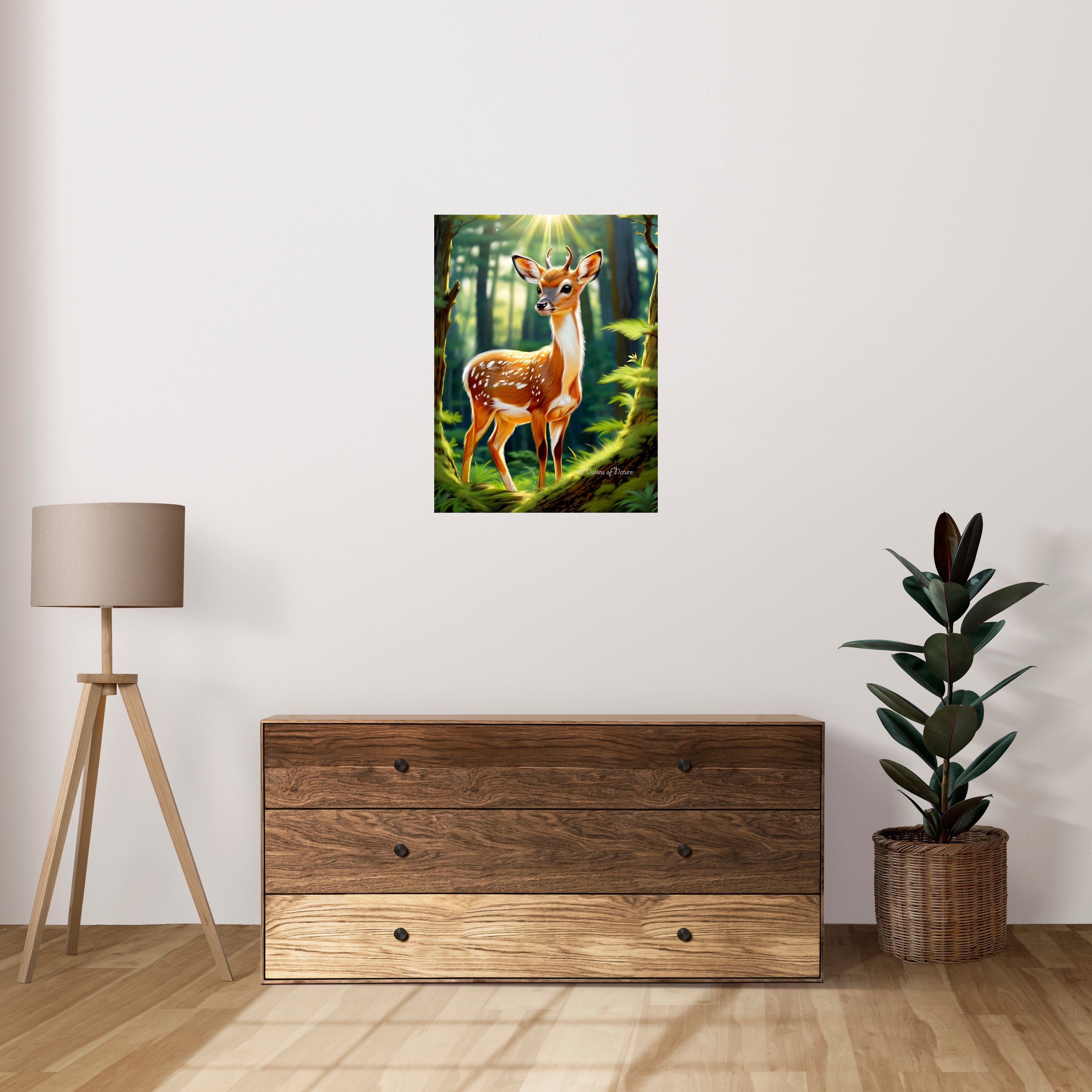 Handgemaakte tekening als wanddecoratie van een statig hert in een bos, omringd door weelderige groene vegetatie. Zachte zonnestralen vallen door de bomen en verlichten het hert, dat oplettend en liefdevol kijkt. Het kunstwerk straalt rust, harmonie en de schoonheid van de natuur uit, net echt.